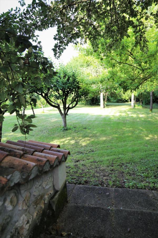 Gite Le Bonheur Hiersac Exterior photo
